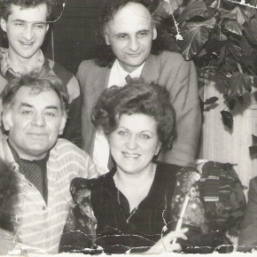 Acasă la Grigore Vieru impreună cu Nicolae Dabija, Emil Loteanu, Leonida Lari, Călin Vieru, Chişinău, feb. 1989.