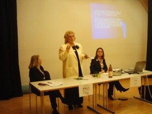 La Konstanz în Germania, (2004) oaspete al Societăţii germano-       române „Bodensee”, alături de docent Ursula Dreher şi de fiica cea        mică, germanista Antonia Olariu, preşedinta societăţii, în timpul conferinţei şi recitalului eminescian.