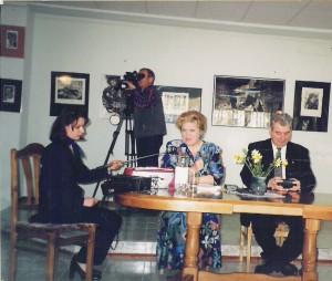 La Chişinău, în 2000, susţinând prima formă a comunicării despre    Eminescu şi muzica, prezentată de acad. Mihai Cimpoi la inaugurarea seriei de prelegeri a Centrului Academic Eminescu.